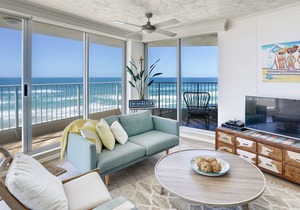 ABSOLUTE BEACHFRONT MAIN BEACH - GORGEOUS BEACH THEMED PROPERTY