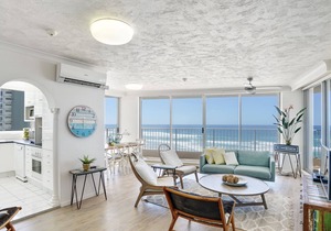 ABSOLUTE BEACHFRONT MAIN BEACH - GORGEOUS BEACH THEMED PROPERTY