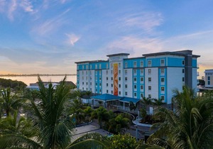 Accessible King-Bed Room w/Balcony, High-Speed Internet, & Neal Preserve Views