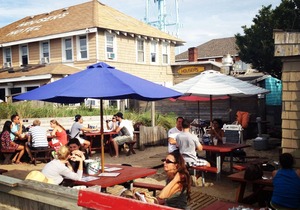 Affordable Ocean Beach, Fire Island Studio Sleeps 2 max, WiFi, 31" Smart ROKU TV