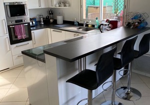 Air-conditioned 2 bedroom Garden apartment close to beaches and amenities.