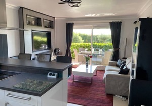 Air-conditioned 2 bedroom Garden apartment close to beaches and amenities.