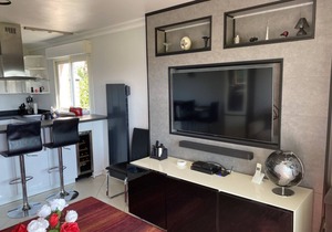 Air-conditioned 2 bedroom Garden apartment close to beaches and amenities.