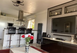 Air-conditioned 2 bedroom Garden apartment close to beaches and amenities.