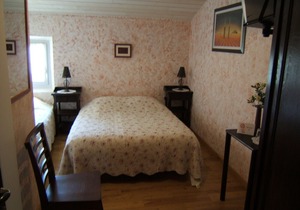 Air-conditioned guest room up to 3 people - Free Wifi.