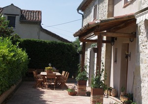 Air-conditioned guest room up to 3 people - Free Wifi.