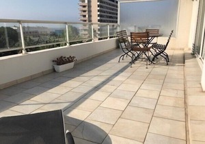 AIR-CONDITIONED T2 IN DOWNTOWN LAVANDOU