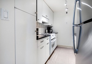 Airy Back Bay 1BR w/Gym, Doorman, W/D, nr. Copley Mall, by Blueground