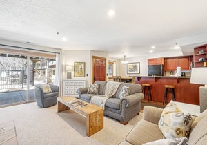 All Seasons Condo -Sleeps 6 - 2 King beds!