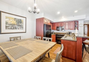 All Seasons Condo -Sleeps 6 - 2 King beds!
