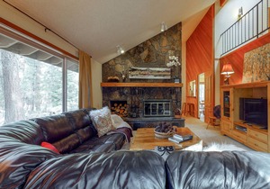 Alpine haven with wood fireplace & access to pool & hot tub