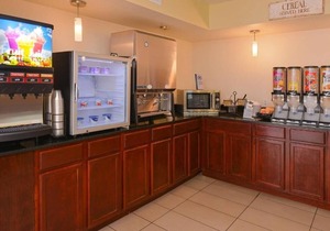 Amazing Find! Two Cozy and Clean Units, Pool, Breakfast, Parking, Shuttle