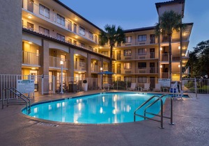 Amazing Find! Two Cozy and Clean Units, Pool, Breakfast, Parking, Shuttle