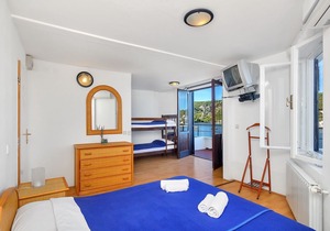 Apartment Ana - 5 m from beach: R8-21(4) - Cove Pokrivenik, Island Hvar, Croatia