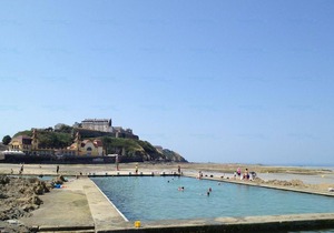 Apartment in central Granville with balcony, 300m from the beach and casino