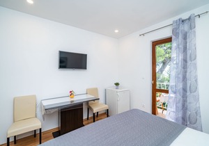 Apartment & Rooms Papa - Basic Double Room with Balcony and Partial Sea View