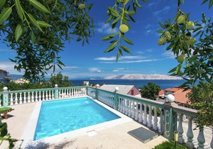 Apartment with shared swimming pool