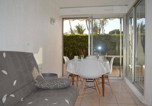 Appartement T2 en Rez-de-Chaussée avec Terrasse et Parking à Saint-Cyprien - FR-1-225D-472