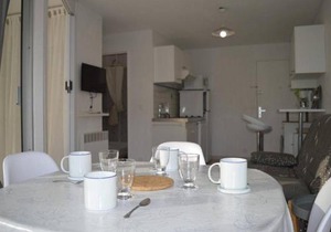 Appartement T2 en Rez-de-Chaussée avec Terrasse et Parking à Saint-Cyprien - FR-1-225D-472