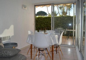 Appartement T2 en Rez-de-Chaussée avec Terrasse et Parking à Saint-Cyprien - FR-1-225D-472