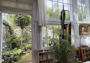 Artist House with a private garden in the center of Paris