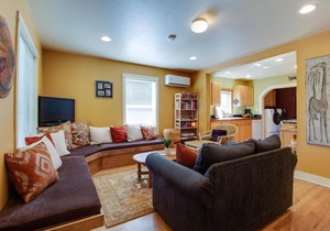 Aspen House- Sweet, Modern Downtown Cottage, 100+mbps Wifi, A/C, Walk Everywhere