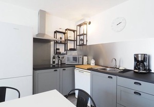 Attractive, large T3 in town center with WIFI, private parking, shops and port just a few.