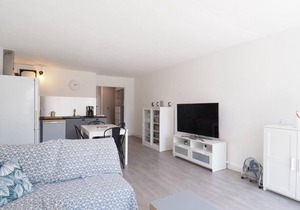 Attractive, large T3 in town center with WIFI, private parking, shops and port just a few.