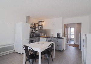 Attractive, large T3 in town center with WIFI, private parking, shops and port just a few.