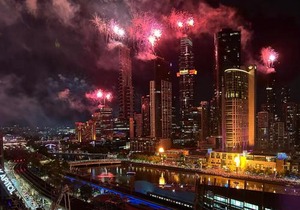 Aura2107, CBD Entire 2 Bedroom Apartment with Balcony and Stunning Yarra River Views