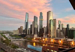 Aura2107, CBD Entire 2 Bedroom Apartment with Balcony and Stunning Yarra River Views