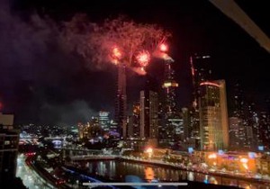 Aura2107, CBD Entire 2 Bedroom Apartment with Balcony and Stunning Yarra River Views