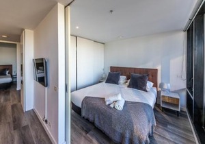 Aura2107, CBD Entire 2 Bedroom Apartment with Balcony and Stunning Yarra River Views