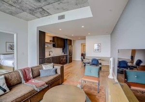 Austin Luxury 2BR: Rooftop Heated Pool & City View