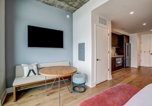 Austin Rainey Street studio - lake & skyline-view balcony, rooftop pool & gym