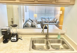 Avalon at Clearwater FL. Cozy Ground Floor Condo with King Bed & Free Parking