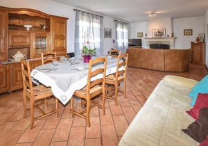 Awesome home in Caumont sur Durance w/ Outdoor swimming pool, WiFi and Outdoor swimming pool