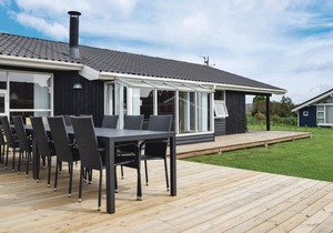 Awesome home in Juelsminde with kitchen