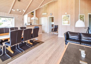 Awesome home in Juelsminde with kitchen