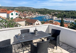 Awesome home in Milna with house sea view