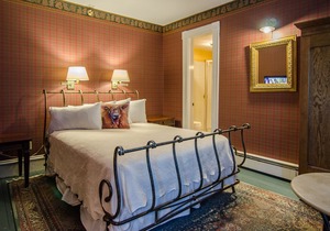 B&B! 2nd Floor Queen Room for 1, Custom Full Breakfast in downtown Shelburne, VT