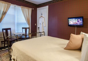B&B! 2nd Floor Queen Room for 1, Custom Full Breakfast in downtown Shelburne, VT