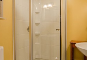 B&B! 2nd Floor Queen Room for 1, Custom Full Breakfast in downtown Shelburne, VT