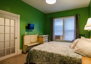 🍳 B&B ☕ Green King Room (1st Floor), Custom Breakfast, Downtown Shelburne, VT!