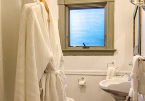 🍳 B&B ☕ Green King Room (1st Floor), Custom Breakfast, Downtown Shelburne, VT!