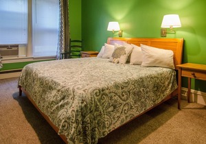 🍳 B&B ☕ Green King Room (1st Floor), Custom Breakfast, Downtown Shelburne, VT!