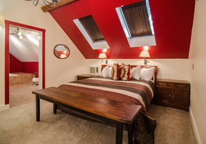 🍳 B&B ☕ Red Jacuzzi Suite (2nd Fl), Custom Breakfast, Downtown Shelburne, VT!