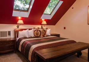🍳 B&B ☕ Red Jacuzzi Suite (2nd Fl), Custom Breakfast, Downtown Shelburne, VT!