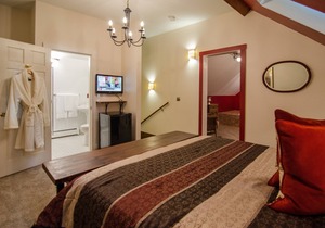 🍳 B&B ☕ Red Jacuzzi Suite (2nd Fl), Custom Breakfast, Downtown Shelburne, VT!