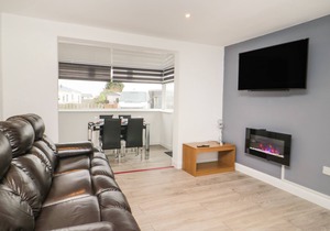 BANKSWOOD, pet friendly, with a garden in Southerness